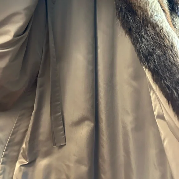 Luxurious Beaver/Fox Full-Length Fur Coat - Picture 11 of 13